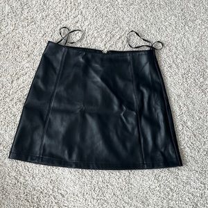 🆕 NWOT Forever 21 faux leather mini skirt Womens US size medium